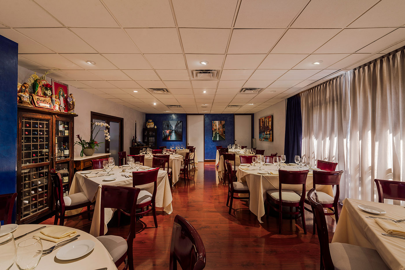Garden View Room with dining room tables and wine glasses at Celestino Pasadena